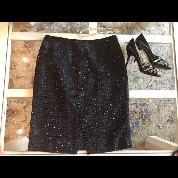 Ann Taylor Dresses & Skirts - Ann Taylor Black Skirt~Size 6